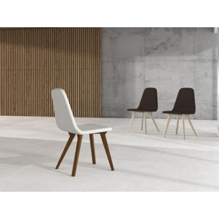 decora la mesa de comedor con sillas diferentes